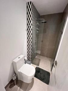 a small bathroom with a toilet and a shower at Loft de lujo barranquilla 3Pax in Barranquilla