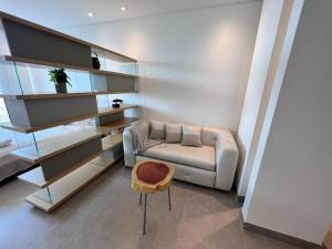a living room with a couch and a chair at Loft de lujo barranquilla 3Pax in Barranquilla