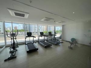 een fitnessruimte met loopbanden en hometrainers in een kamer bij Loft de lujo barranquilla 3Pax in Barranquilla