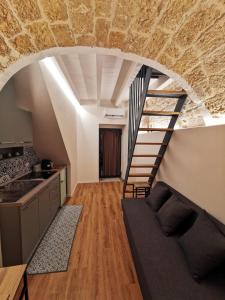 une cuisine avec un escalier et un salon dans l'établissement Corte San Triggiano 13 Città Vecchia, Bari, à Bari