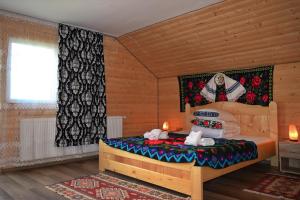 una camera da letto con letto in una camera in legno di Casa Vladicu a Breb