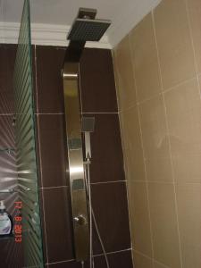 um chuveiro com uma porta de vidro na casa de banho em Bel Appartement à Ifrane em Ifrane