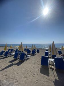 - un groupe de chaises longues et de parasols sur une plage dans l'établissement 2+1 dubleks denize 100 mt, à Alanya