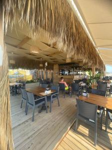 un restaurant avec des tables et des chaises sur une terrasse dans l'établissement 2+1 dubleks denize 100 mt, à Alanya