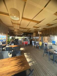 um restaurante com pisos e mesas e cadeiras de madeira em RISING BLUE ALANYA KESTEL em Alanya