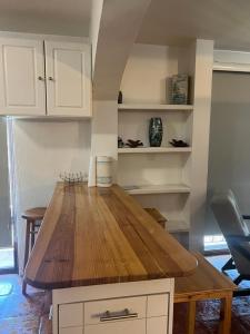 uma cozinha com uma mesa de madeira num quarto em Encantador loft! por el lago em Juriquilla