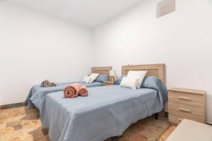 Dos camas en un dormitorio con dos donuts. en Casa rural Acueducto, en Almería