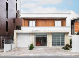 een huis met een garage in een stad bij Apartamento da Rota Gastronômica de Bento Gonçalves in Bento Gonçalves