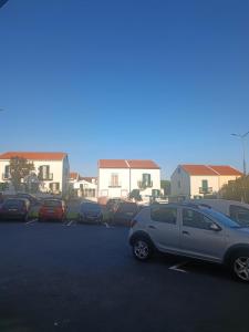 un parcheggio con auto parcheggiate di fronte alle case di Apartamento Boca Doce a Ponta Delgada