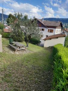 a picnic table in the yard of a house at Appartement Le Parad'hiver in Gérardmer