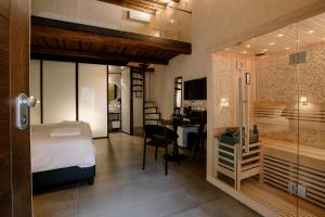 um quarto com uma cama e uma secretária num quarto em Fagus - Relax Suites em Faicchio