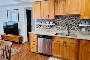 Una cocina o zona de cocina en Spacious 3-Bedroom 2-Bath Apartment with Kitchen and AC
