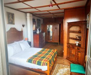 sypialnia z łóżkiem i komodą w pokoju w obiekcie Casa da Avó w mieście Armamar