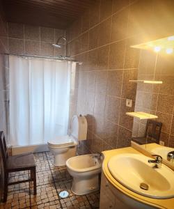 a bathroom with two toilets and a sink at Casa da Avó 