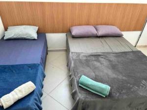 two beds sitting next to each other in a room at Studio Aconchegante Ao lado Expo Center Norte SP in São Paulo