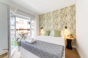 1 dormitorio con 1 cama y balcón en Trendy Homes Altamira, en Almería
