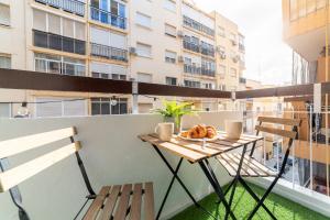 una mesa con un plato de pan en el balcón en Trendy Homes Altamira, en Almería
