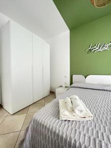 ein Schlafzimmer mit 2 Betten und Handtüchern darauf in der Unterkunft Residenze Romavi in Ascea