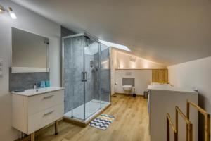 Kylpyhuone majoituspaikassa Appartement Doussard au bord du lac d'Annecy