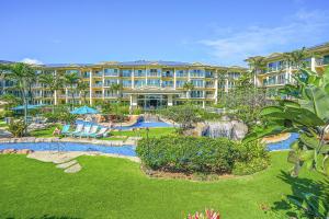 נוף של הבריכה ב-Waipouli Beach Resort H105 או בסביבה