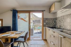 A kitchen or kitchenette at Appartement Doussard au bord du lac d'Annecy