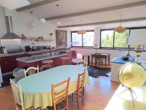 a kitchen and dining room with a table and chairs at Loft de charme, idéalement situé in La Ciotat