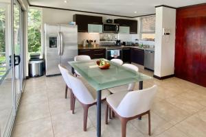 a kitchen with a table and chairs and a refrigerator at Casa Hola in Coco
