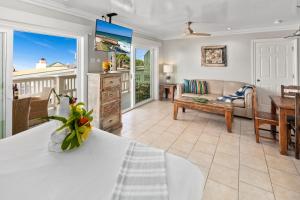 een woonkamer met een bank en een tafel bij Ocean Palms Beach Resort in Carlsbad