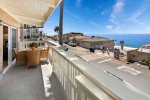 Elle comprend un balcon offrant une vue sur l'océan. dans l'établissement Ocean Palms Beach Resort, à Carlsbad