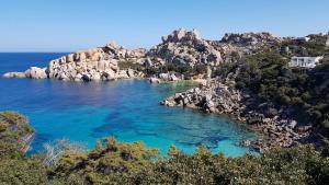 een uitzicht op een rotseiland in de oceaan bij Case Vacanza Santa Teresa Gallura in Santa Teresa Gallura