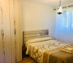 um quarto com uma cama grande num quarto em Apartamentos Zabalarena Artzaia em Orbaiceta