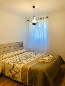 sypialnia z łóżkiem z kocem w obiekcie Apartamentos Zabalarena Artzaia w mieście Orbaitzeta