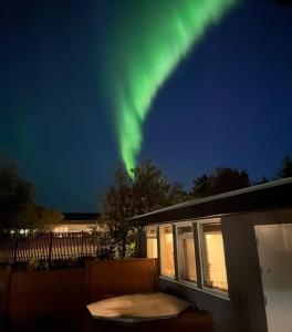 una casa con la aurora en el cielo en Airport Comfort Home en Njarðvík