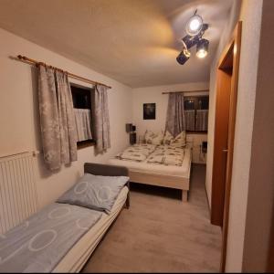 1 Schlafzimmer mit 2 Betten und einer Decke in der Unterkunft Haus Auebach in Ellmau