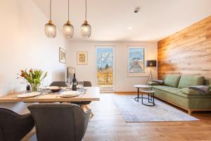 salon ze stołem i kanapą w obiekcie Ferienwohnung Kerstin w mieście Bad Mitterndorf