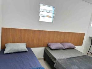 - une chambre avec 2 lits et une fenêtre sur le mur dans l'établissement Studio Zona norte SP - proximo Expo Center Norte, à São Paulo
