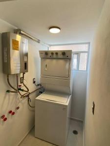 a small kitchen with a stove in a room at Asombroso Loft Moderno Con Excelente Ubicación in Mexico City