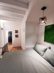 une chambre avec un lit et un mur végétal dans l'établissement Corte San Triggiano 13 Città Vecchia, Bari, à Bari