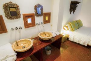 Uma cama ou camas num quarto em Hotel Blanco Riad