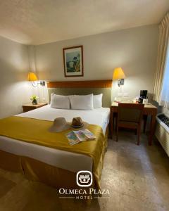 Cette chambre comprend un lit et un bureau. dans l'établissement Hotel Olmeca Plaza, à Villahermosa