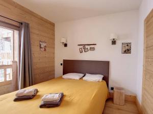 1 dormitorio con 1 cama con 2 almohadas en Appartement Montvalezan-La Rosière, 3 pièces, 9 personnes - FR-1-275-197 en La Rosière