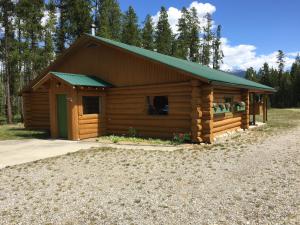 Cabaña de madera con techo verde en Valemount Mountain Retreat Guesthouse, en Valemount