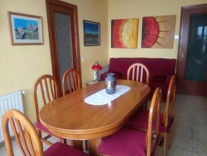 mesa de comedor y sillas con mesa de madera en Can Molone, en Cornudella