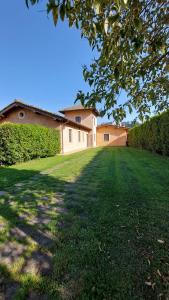 une cour herbeuse avec une maison en arrière-plan dans l'établissement DOMUS AETRURIAE (ETRURIE), à Bracciano