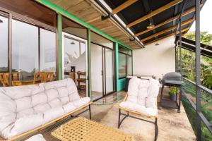 - un salon avec deux canapés blancs et une table dans l'établissement Monteverde Ecolove, à Monteverde Costa Rica