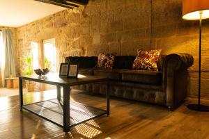 A seating area at Ecolagar O Barqueiro