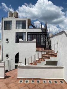 um edifício com uma escada ao lado em Casa Laberinto em San Miguel de Allende
