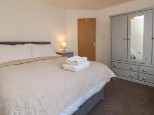 1 dormitorio con 1 cama con toallas en Flat 8 en Bridlington