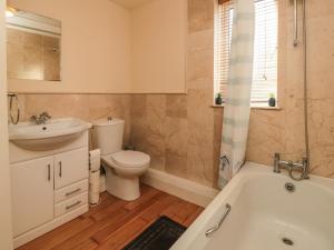 y baño con bañera, aseo y lavamanos. en Flat 8 en Bridlington