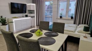 een keuken en eetkamer met een tafel en stoelen bij Apartament Gimnazjalna Prestige in Końskie